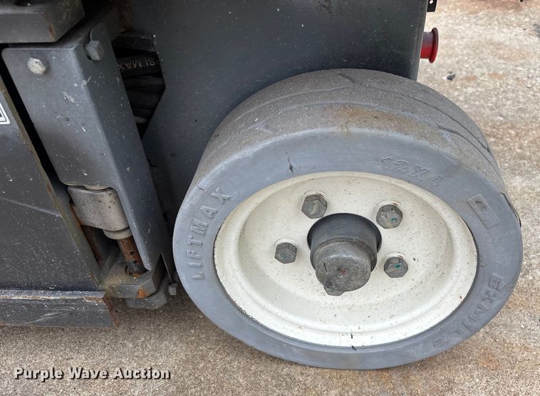 image for item DU0331 2017 SkyJack SJIII 3219 scissor lift