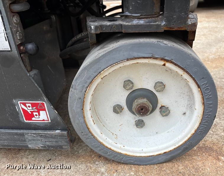 image for item DU0331 2017 SkyJack SJIII 3219 scissor lift