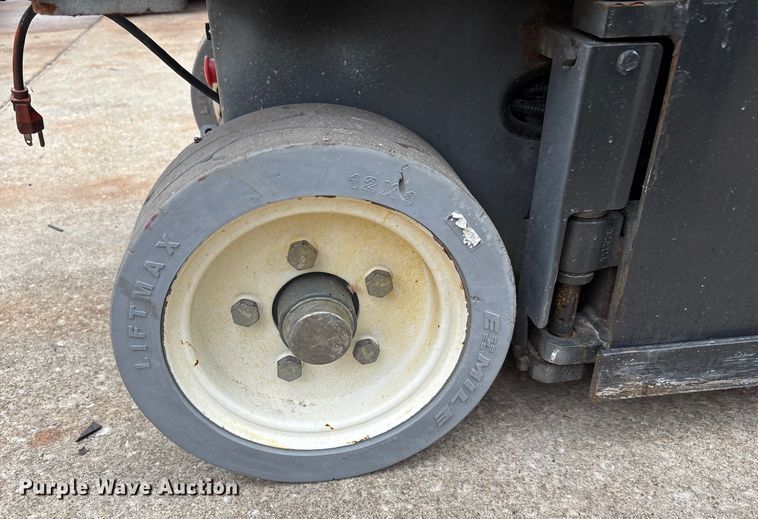 image for item DU0331 2017 SkyJack SJIII 3219 scissor lift