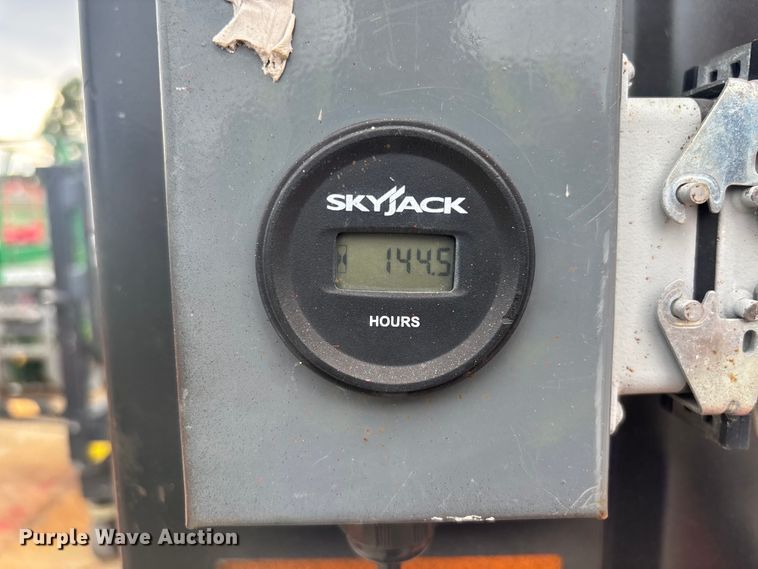 image for item DU0333 2018 SkyJack SJ16 vertical lift