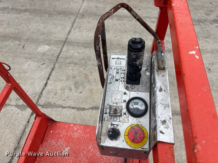 image for item DU0333 2018 SkyJack SJ16 vertical lift