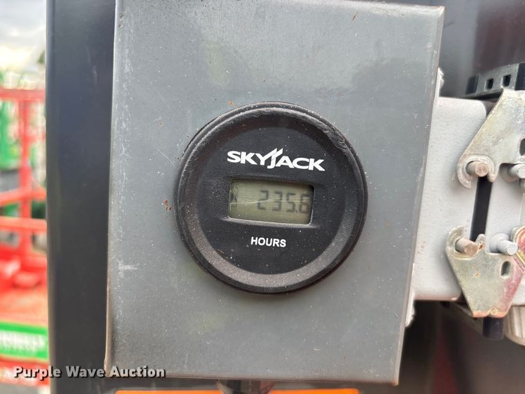 image for item DU0334 2018 SkyJack SJ16 vertical lift