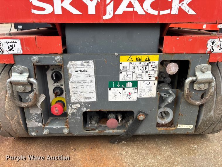 image for item DU0335 2017 SkyJack SJ16 vertical lift