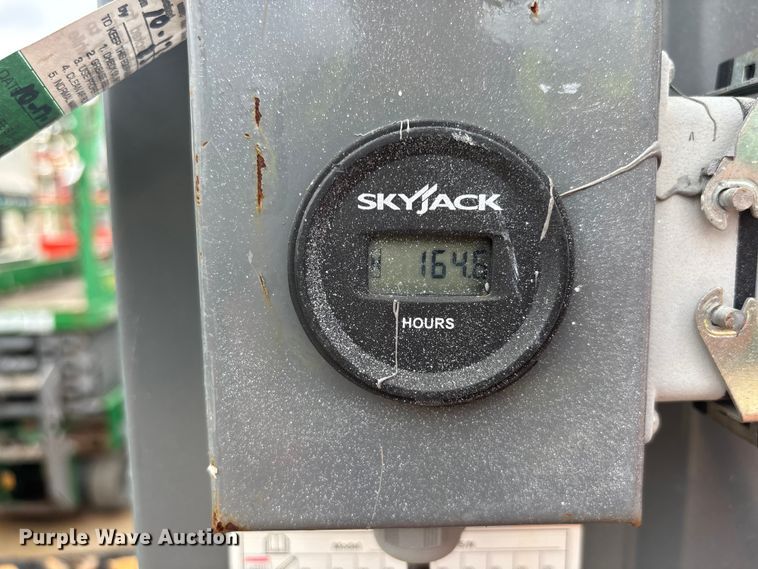 image for item DU0335 2017 SkyJack SJ16 vertical lift