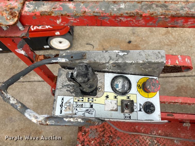 image for item DU0335 2017 SkyJack SJ16 vertical lift