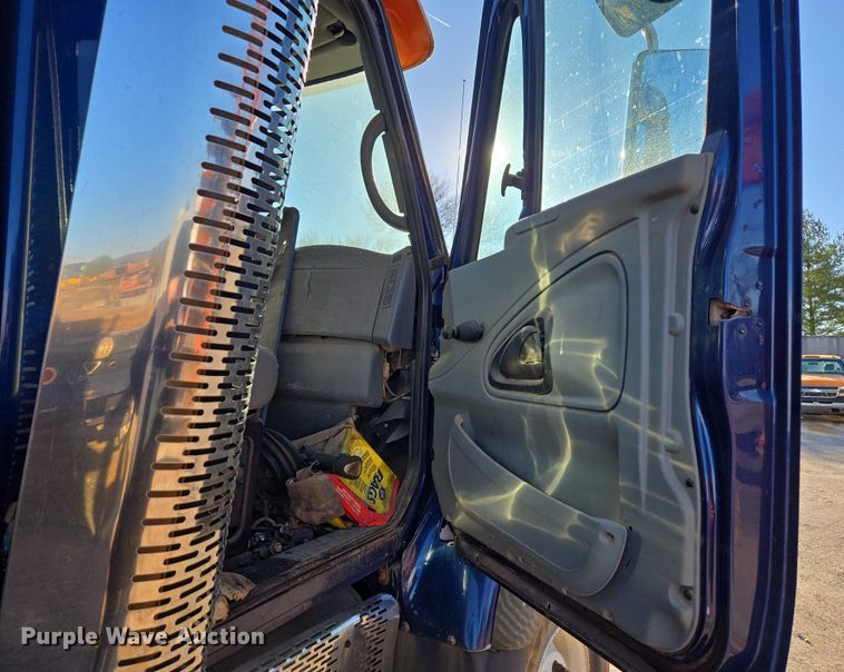 image for item DU2659 2006 International 7600 dump truck