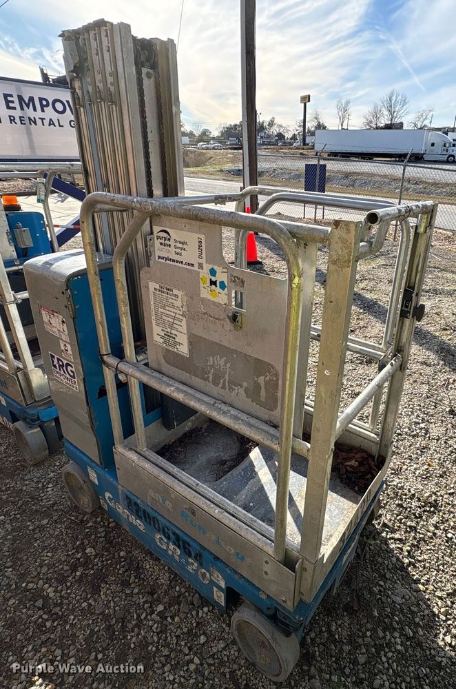 image for item DU2667 2010 Genie GR-20 vertical lift