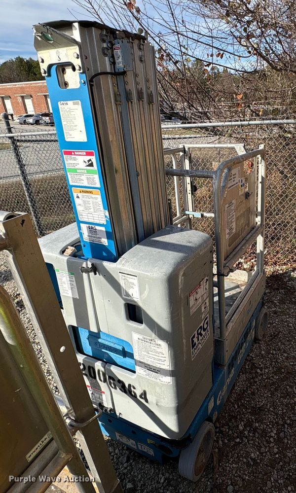 image for item DU2667 2010 Genie GR-20 vertical lift