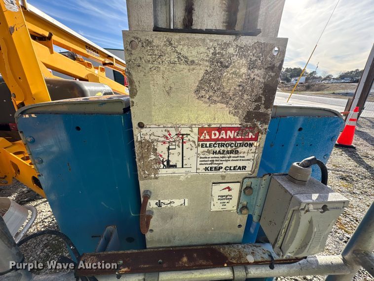 image for item DU2667 2010 Genie GR-20 vertical lift