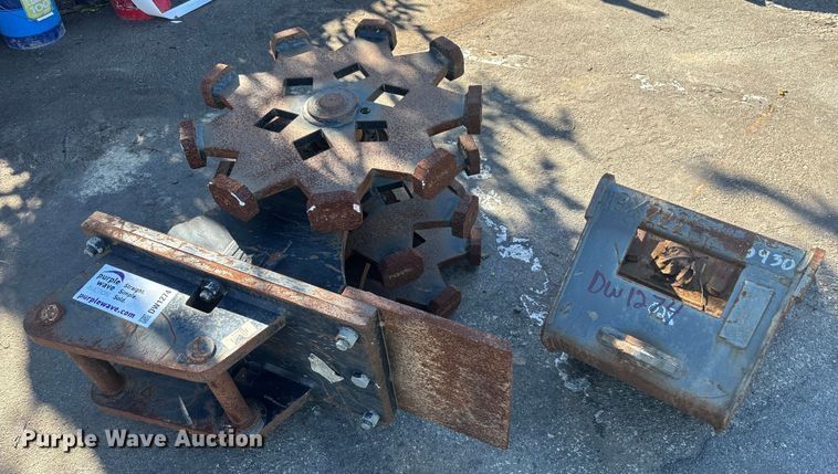 image for item DW1274 (2) excavator attachments