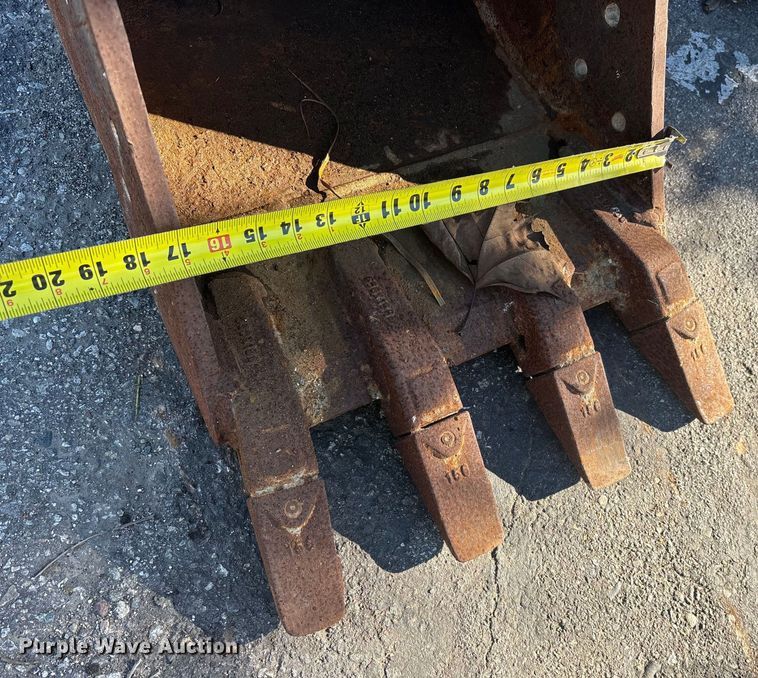 image for item DW1274 (2) excavator attachments