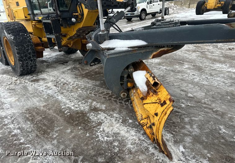 image for item DW4393 2008 John Deere 772D motor grader