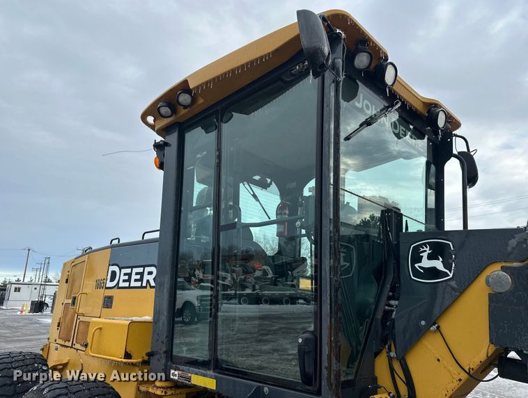 image for item DW4393 2008 John Deere 772D motor grader