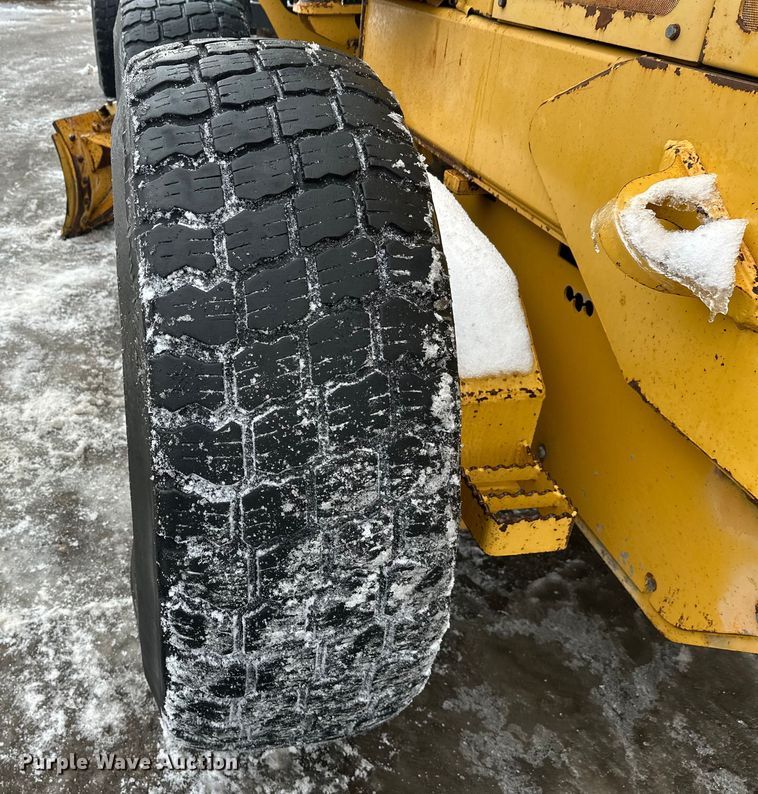 image for item DW4393 2008 John Deere 772D motor grader