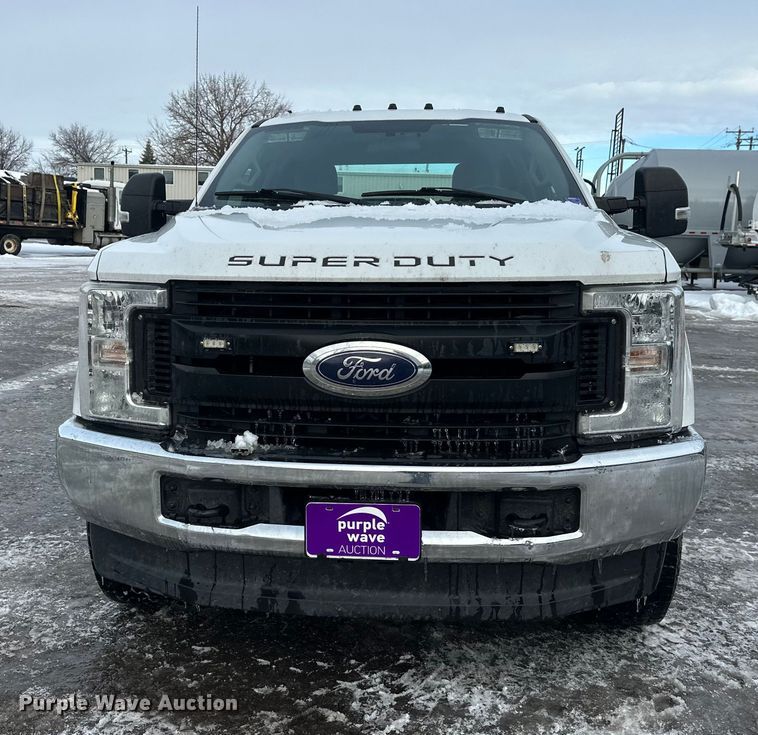 image for item DW4396 2017 Ford F350 Super Duty Crew Cab pickup truck cab and chassis