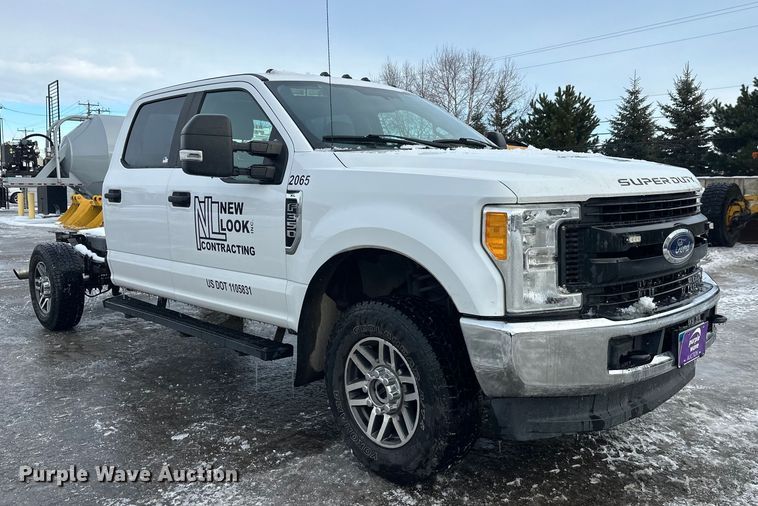 image for item DW4396 2017 Ford F350 Super Duty Crew Cab pickup truck cab and chassis