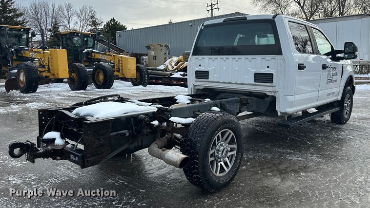 image for item DW4396 2017 Ford F350 Super Duty Crew Cab pickup truck cab and chassis