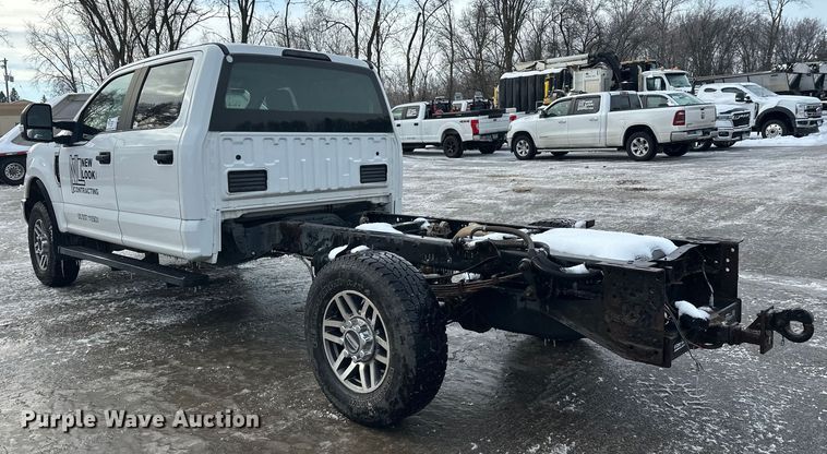 image for item DW4396 2017 Ford F350 Super Duty Crew Cab pickup truck cab and chassis