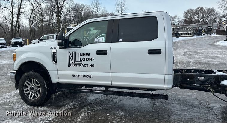 image for item DW4396 2017 Ford F350 Super Duty Crew Cab pickup truck cab and chassis