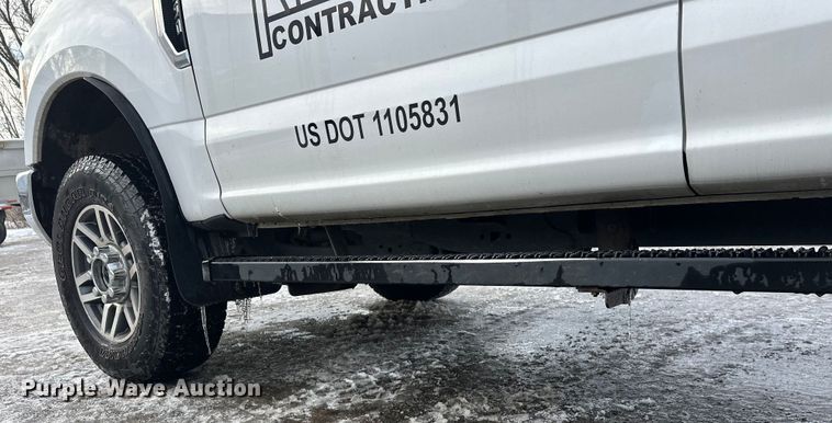 image for item DW4396 2017 Ford F350 Super Duty Crew Cab pickup truck cab and chassis