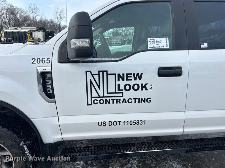 image for item DW4396 2017 Ford F350 Super Duty Crew Cab pickup truck cab and chassis