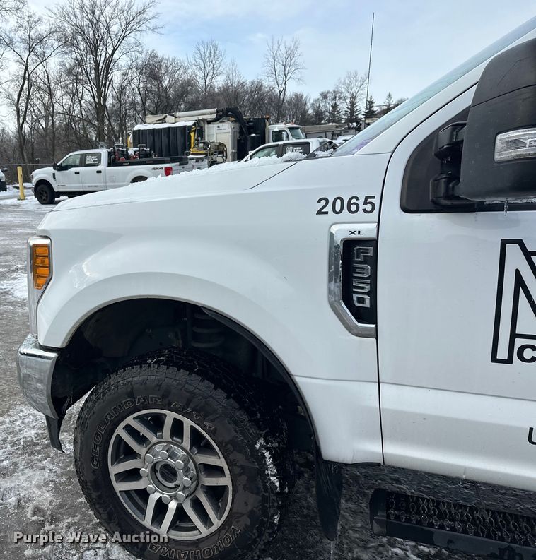 image for item DW4396 2017 Ford F350 Super Duty Crew Cab pickup truck cab and chassis