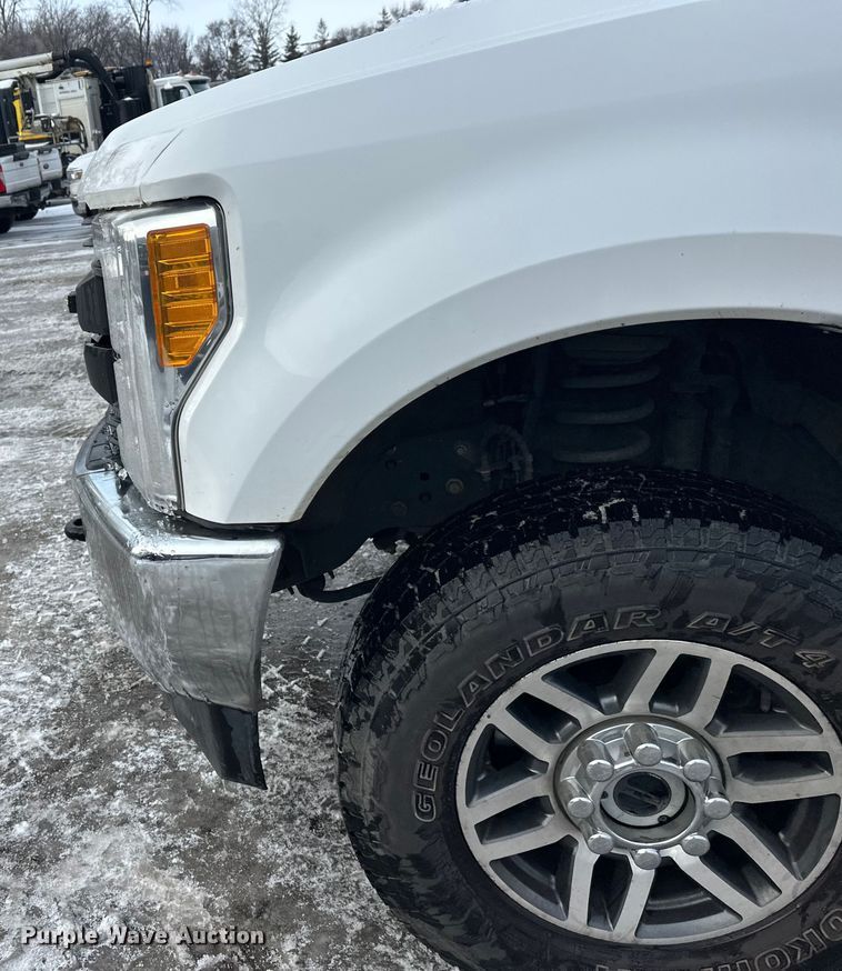 image for item DW4396 2017 Ford F350 Super Duty Crew Cab pickup truck cab and chassis