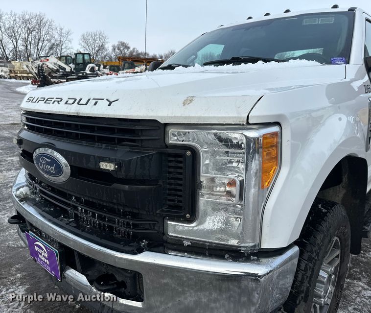 image for item DW4396 2017 Ford F350 Super Duty Crew Cab pickup truck cab and chassis