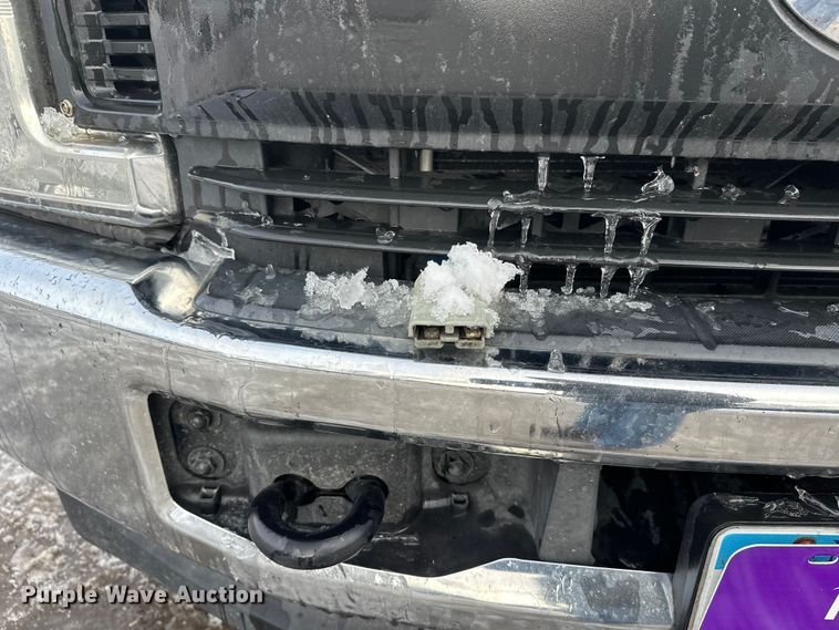 image for item DW4396 2017 Ford F350 Super Duty Crew Cab pickup truck cab and chassis