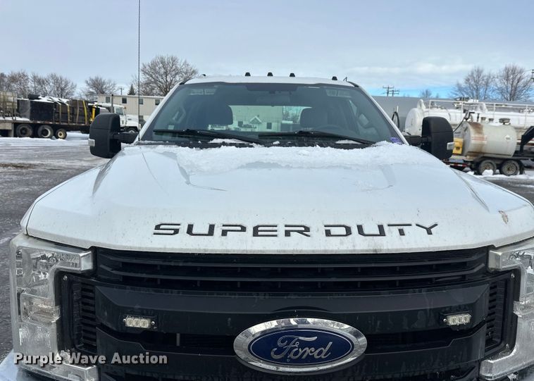 image for item DW4396 2017 Ford F350 Super Duty Crew Cab pickup truck cab and chassis