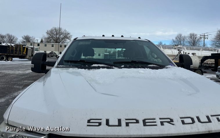 image for item DW4396 2017 Ford F350 Super Duty Crew Cab pickup truck cab and chassis