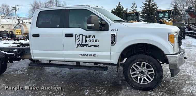 image for item DW4396 2017 Ford F350 Super Duty Crew Cab pickup truck cab and chassis