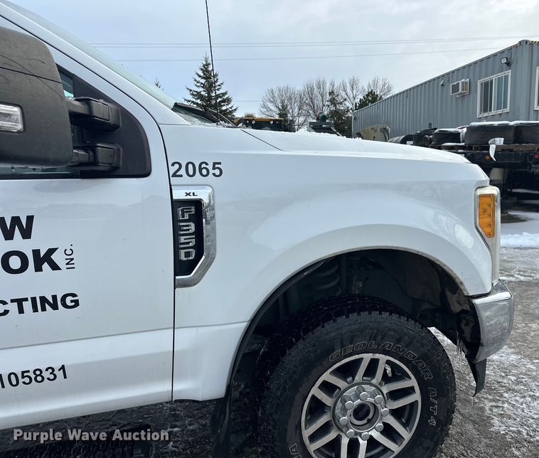 image for item DW4396 2017 Ford F350 Super Duty Crew Cab pickup truck cab and chassis