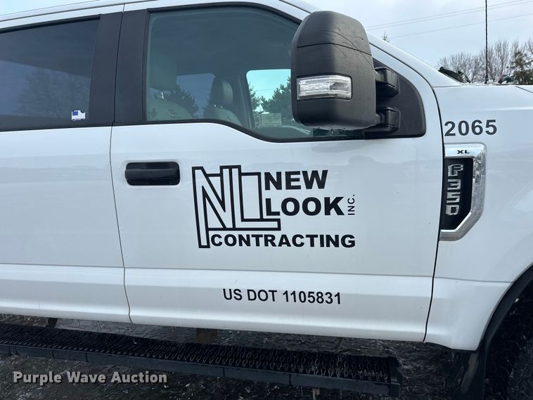 image for item DW4396 2017 Ford F350 Super Duty Crew Cab pickup truck cab and chassis