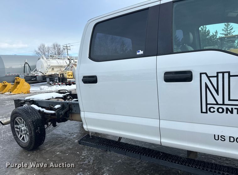 image for item DW4396 2017 Ford F350 Super Duty Crew Cab pickup truck cab and chassis