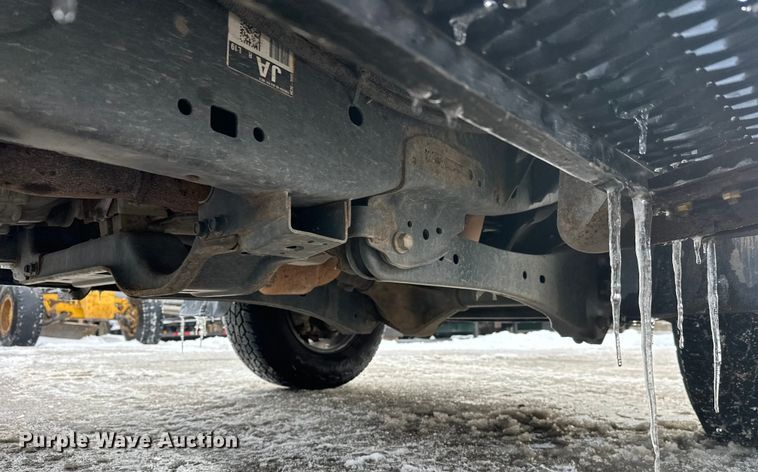 image for item DW4396 2017 Ford F350 Super Duty Crew Cab pickup truck cab and chassis