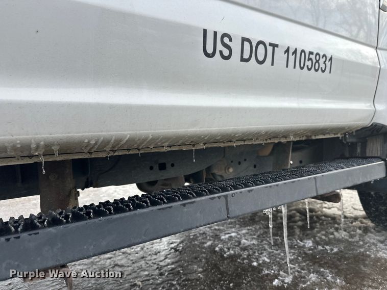 image for item DW4396 2017 Ford F350 Super Duty Crew Cab pickup truck cab and chassis