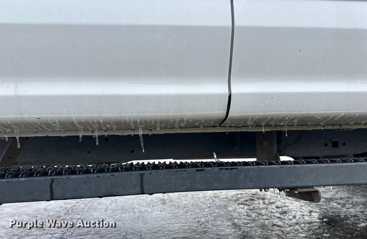 image for item DW4396 2017 Ford F350 Super Duty Crew Cab pickup truck cab and chassis