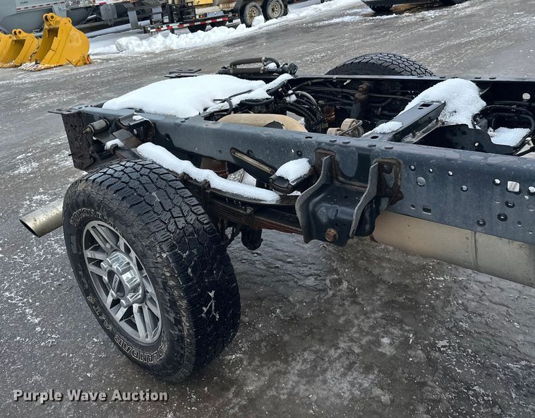 image for item DW4396 2017 Ford F350 Super Duty Crew Cab pickup truck cab and chassis