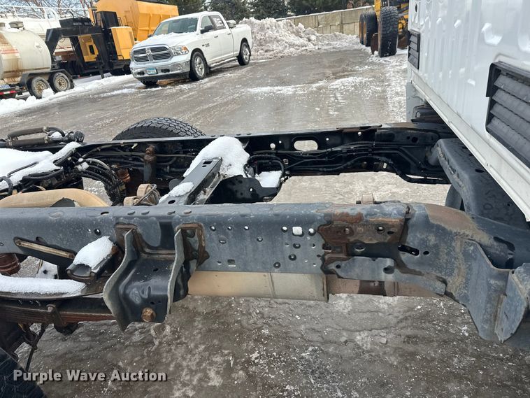 image for item DW4396 2017 Ford F350 Super Duty Crew Cab pickup truck cab and chassis