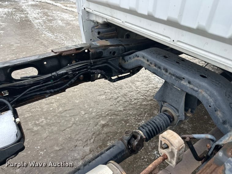 image for item DW4396 2017 Ford F350 Super Duty Crew Cab pickup truck cab and chassis