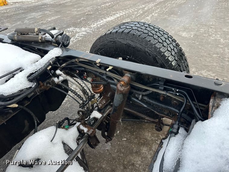 image for item DW4396 2017 Ford F350 Super Duty Crew Cab pickup truck cab and chassis