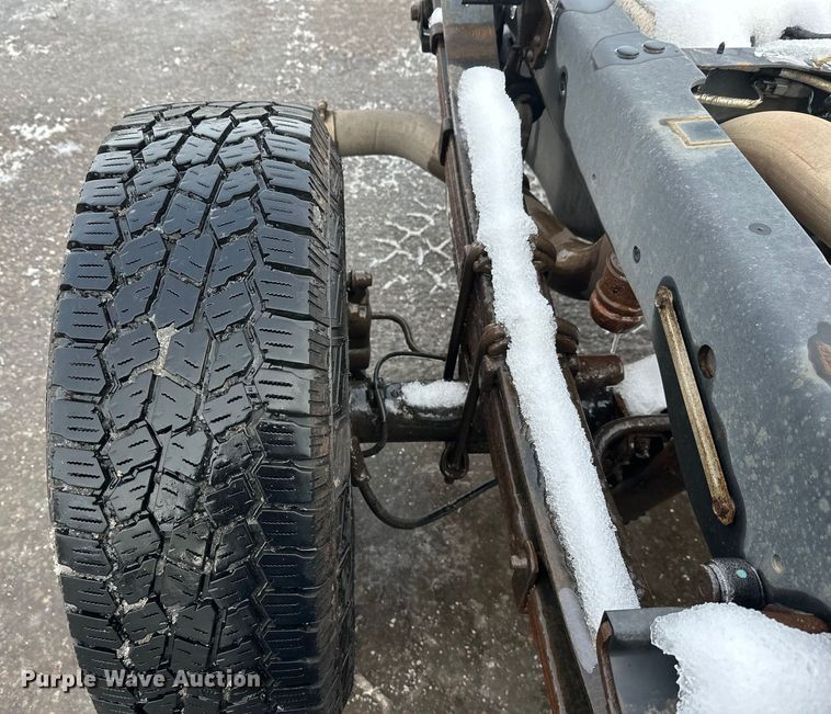 image for item DW4396 2017 Ford F350 Super Duty Crew Cab pickup truck cab and chassis