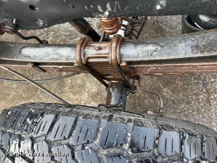 image for item DW4396 2017 Ford F350 Super Duty Crew Cab pickup truck cab and chassis