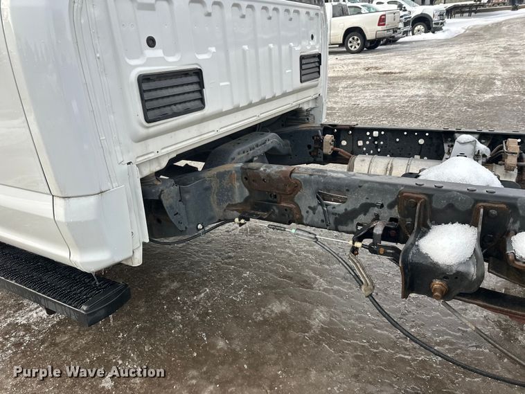 image for item DW4396 2017 Ford F350 Super Duty Crew Cab pickup truck cab and chassis