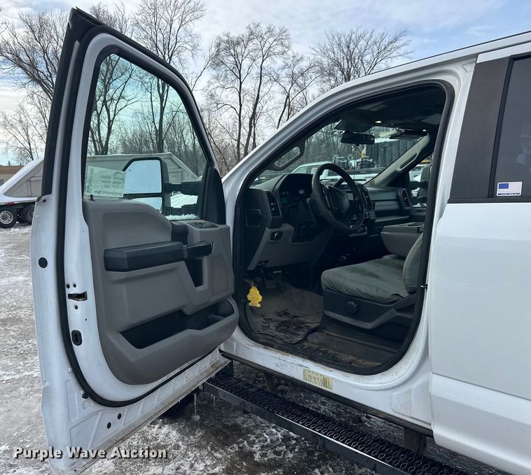 image for item DW4396 2017 Ford F350 Super Duty Crew Cab pickup truck cab and chassis