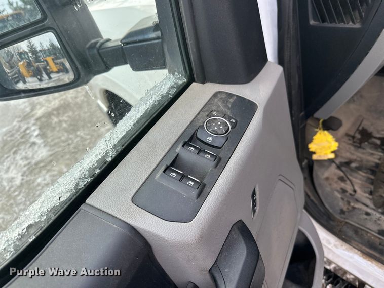 image for item DW4396 2017 Ford F350 Super Duty Crew Cab pickup truck cab and chassis