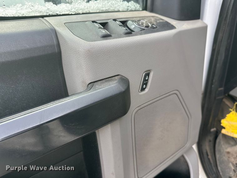 image for item DW4396 2017 Ford F350 Super Duty Crew Cab pickup truck cab and chassis