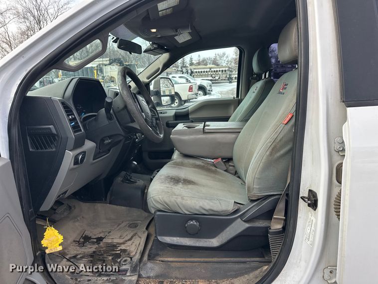 image for item DW4396 2017 Ford F350 Super Duty Crew Cab pickup truck cab and chassis