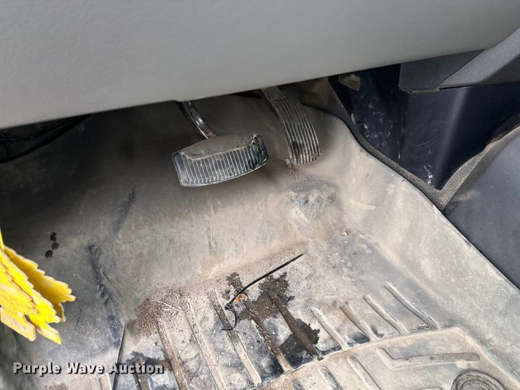 image for item DW4396 2017 Ford F350 Super Duty Crew Cab pickup truck cab and chassis